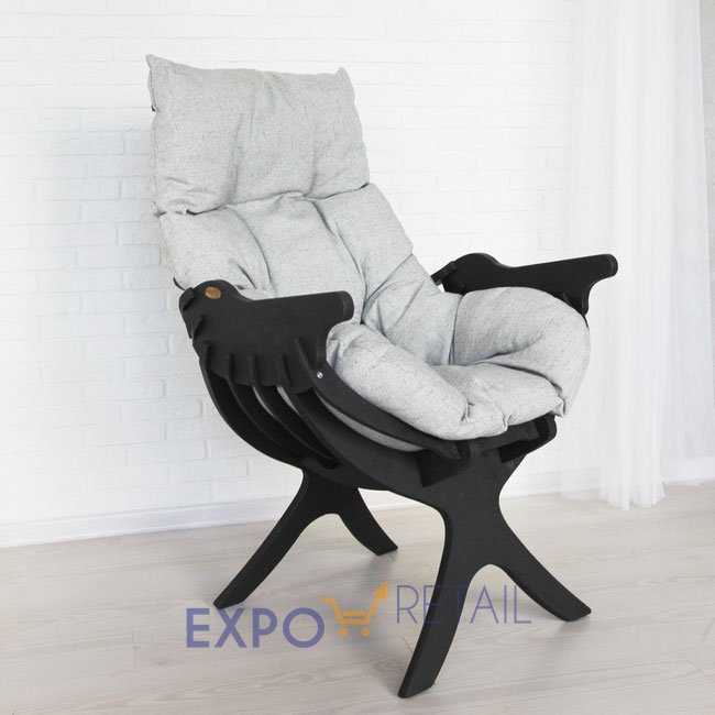 Деревянные кресла с подушками и столы