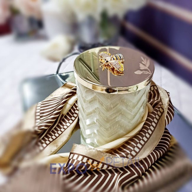 Парфюмированная свеча в рифленой вазе с крышкой с фигуркой, в комплекте с шелковым шарфом